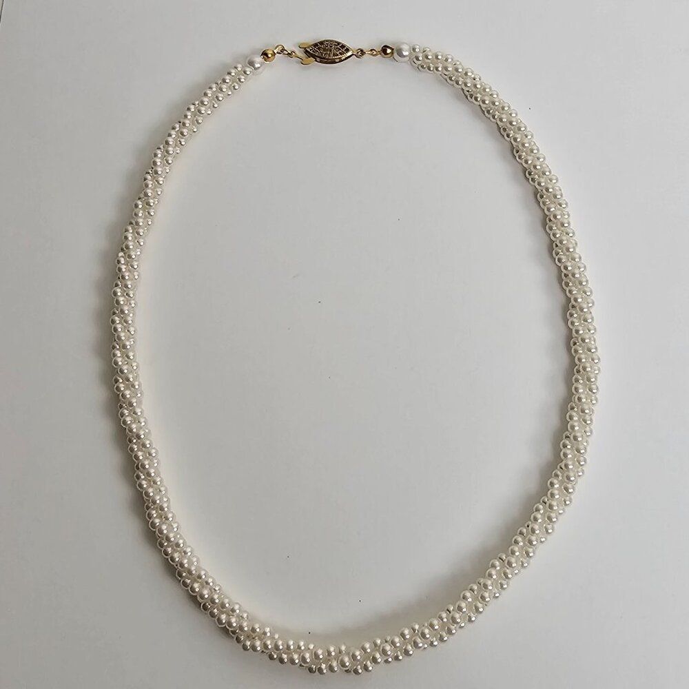 Vintage Torsade White Faux Pearl Twisted Braided Glass .25" W 17.5" L Necklace - Picture 5 of 10